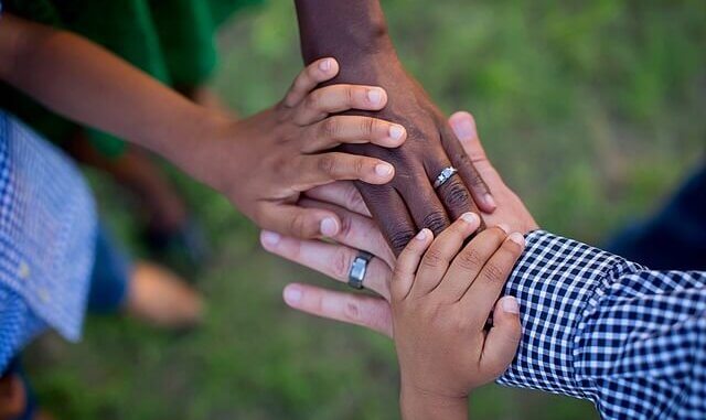 hands-1950985_640 (1)